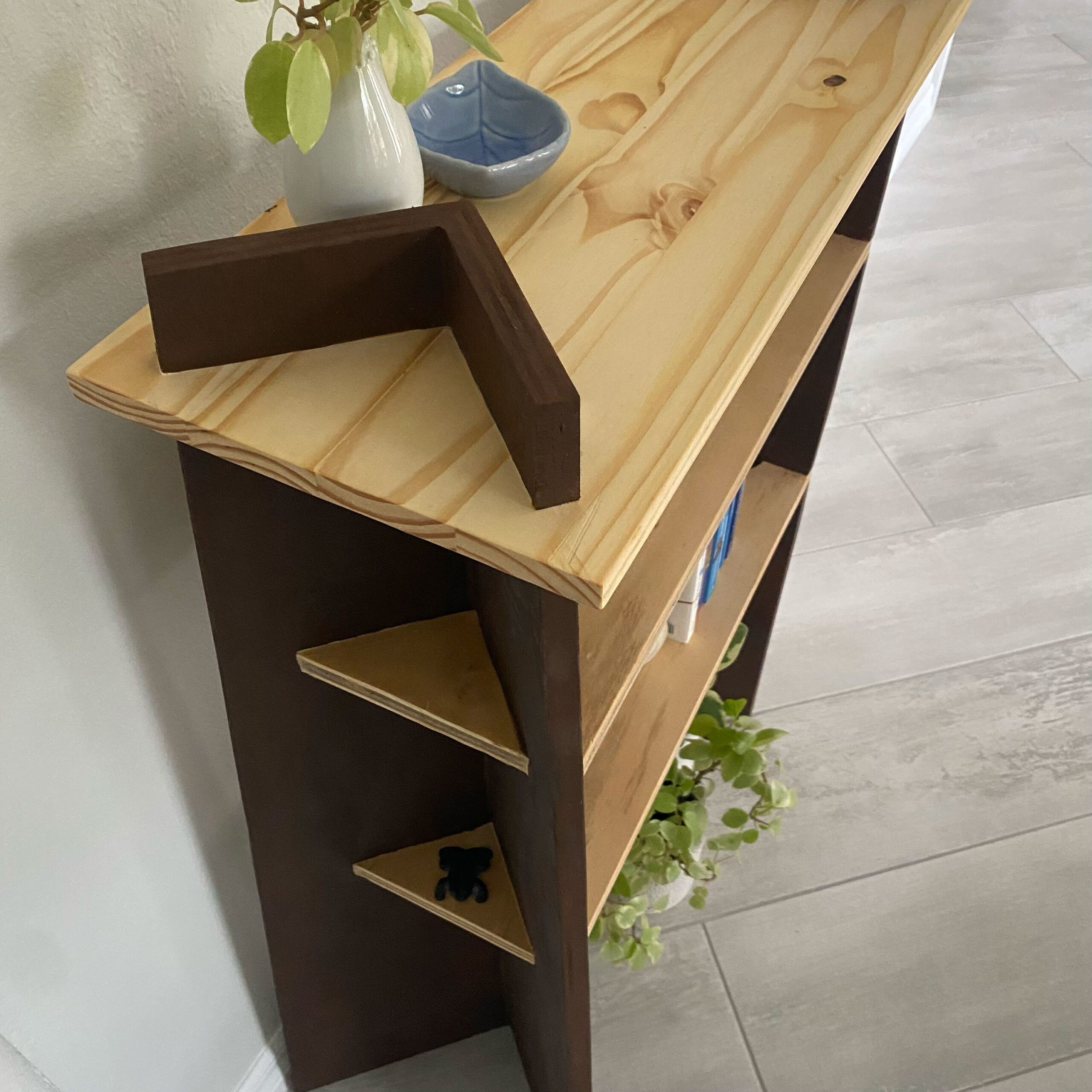 detail shot of outside of shelves