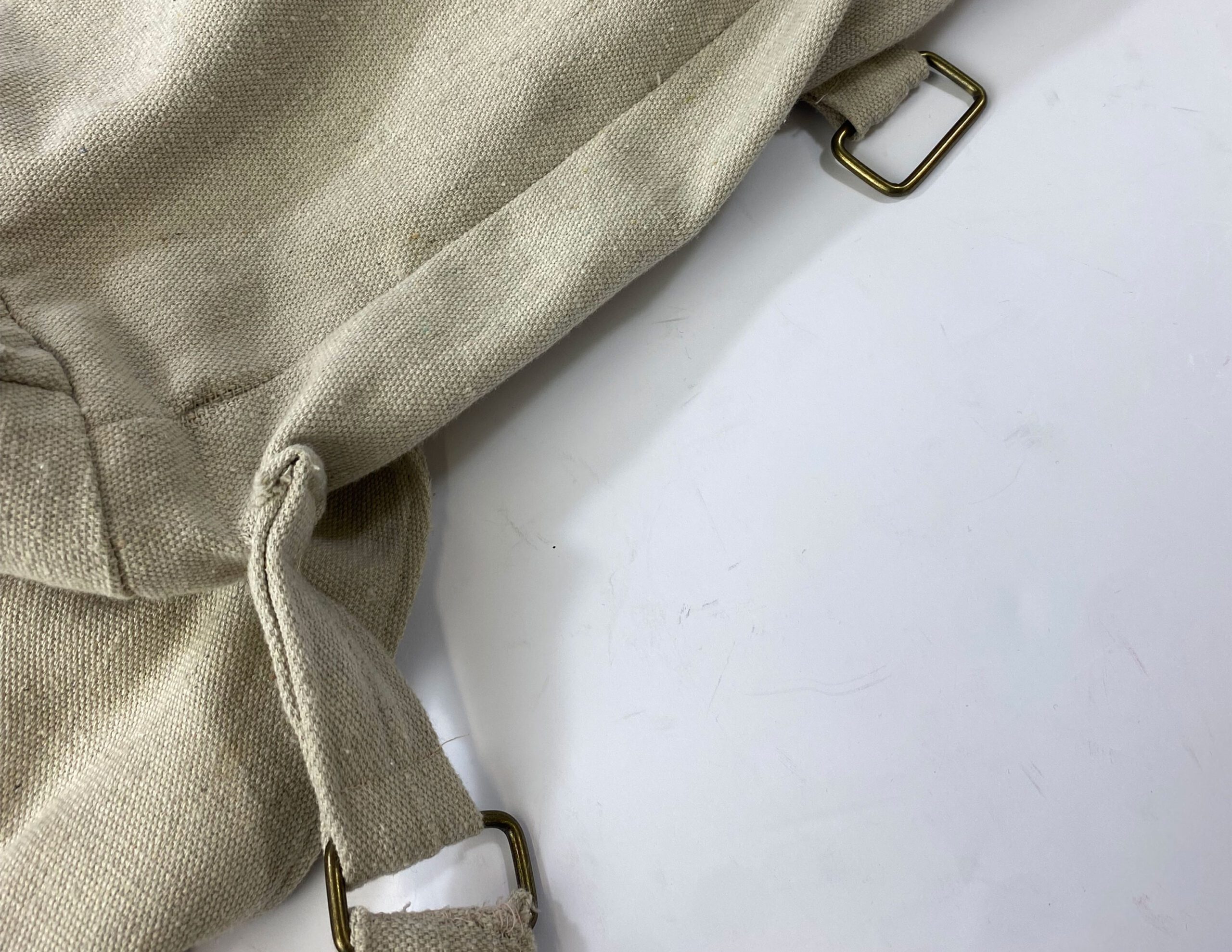 detail picture of hardware of bag