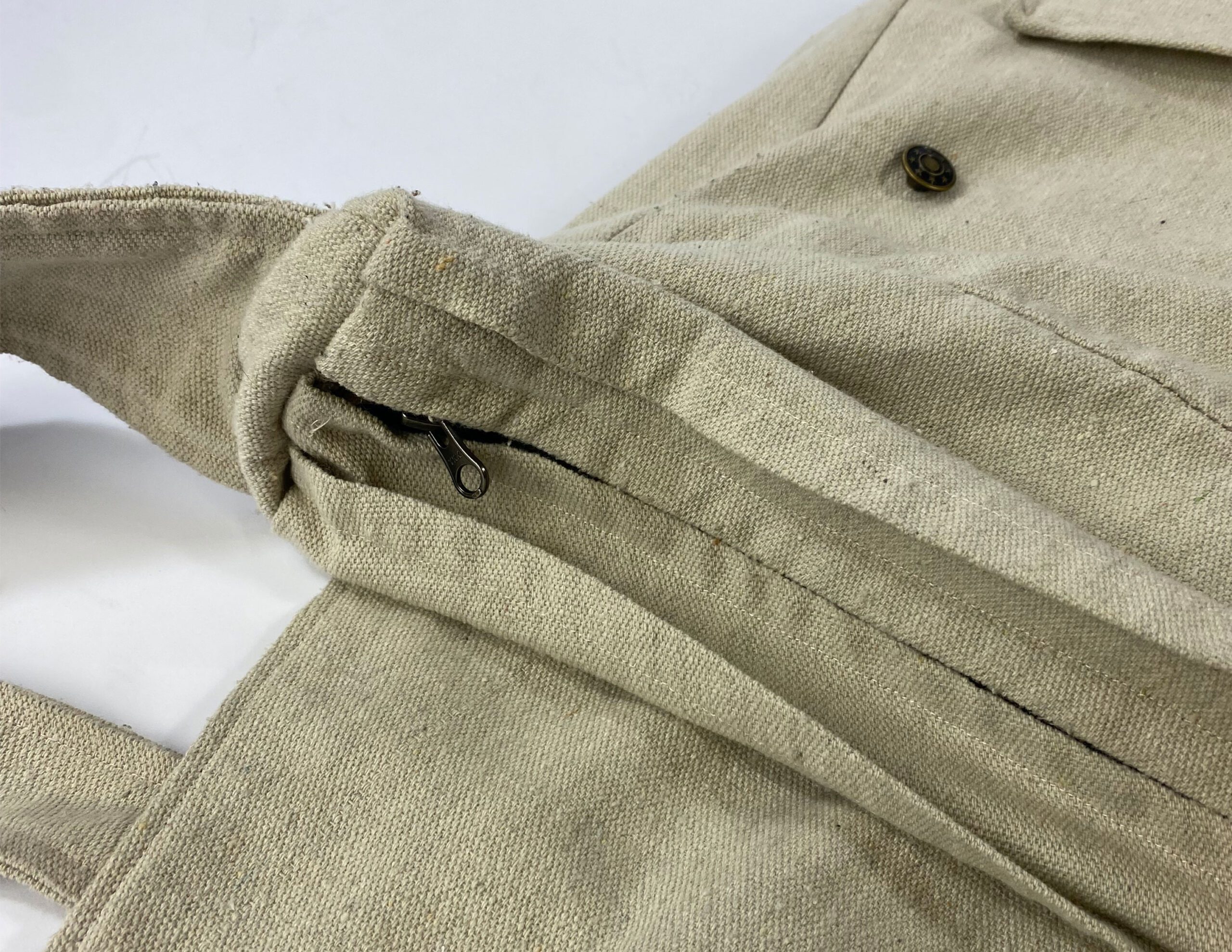 detail picture of bag zipper